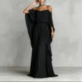 Details van de zwarte chiffon maxi-jurk met blote schouders en stijlvolle cape-mouwen. - S / Dresses / Zwart