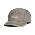 Nahaufnahme Detail der grauen gewaschenen Jeans 5-Panel Baseballkappe mit Stickerei. - Verstellbar / Hellkaffee