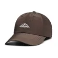Vue détaillée de la casquette de baseball marron foncé à séchage rapide avec broderie et logo. - Réglable / Brun Foncé