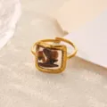 Gros plan détaillé de la bague en acier inoxydable doré avec pierres naturelles ambrées. - Bague Géométrique Irrégulière Carrée (JZ9181G-5)