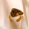 Gros plan détaillé d'une bague géométrique en pierre précieuse irrégulière dorée ouverte. - Bague Triangle Géométrique Irrégulière (JZ8324G-2)