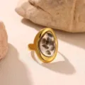 Vue detaillee de la bague en acier inoxydable dore avec pierres irregulieres et style geometrique. - Bague Géométrique Pierre Irrégulière (JZ10470G)