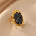 Vue rapprochée de la bague réglable de couleur dorée avec des pierres naturelles bleues. - Bague Ouverte Pierre Bleue (JZ10251G)