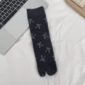 Dark grey split-toe mid-calf socks featuring cute knitted bow patterns for women autumn winter - One Size / Grey Bow