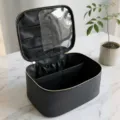Grote zwarte cosmetische tas, draagbare reismake-up-organizer en toilettas voor dagelijks gebruik. - Zwart