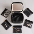Zwarte make-up tas met LED-spiegel en vijf doorzichtige opbergzakjes voor cosmetica. - Set van 5 Subtassen/LED Spiegel / Zwart