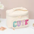Draagbare beige make-up tas met kleurrijke letters en strik, handige reistoilettas. - Cute letters / 25*18*16cm / Broken Wit