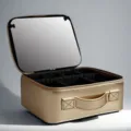 Gouden reiskosmetische tas met grote spiegel en zwarte compartimenten voor make-up. - Grote Spiegel Versie / Goud