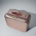 Roségouden draagbare cosmetische tas met dubbele rits voor dagelijks gebruik en reizen. - 26x23x11cm / Roségoud