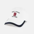 Weißes Baseballcap im koreanischen Stil mit dunkelblauer Paspelierung und schicker Stickerei. - Erwachsenengröße / Weiß