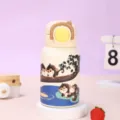 Detailansicht der niedlichen Cartoon 316 Edelstahl Thermosflasche mit Tiermotiv und Strohhalm. - Offweiß Affe