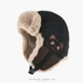 Winter warmer Plüsch-Fliegermütze mit süßer Stickerei, winddichte Ohrklappen Mütze. - Einheitsgröße (56-60cm) / Schwarz