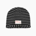 Schwarz-grau gestreifte Strickmütze Beanie mit Umschlag und Aufnäher für Damen im Winter warm. - Einheitsgröße (56-60cm) / Schwarz und Grau