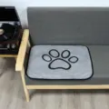 Waschbare Haustier Urinmatte aus grauem Korallenfleece mit Pfotenabdruck, wasserdichte Hundematte. - 60*45CM (150g) / Grau