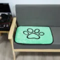 Grüne Korallenfleece Haustier Urinmatte mit schwarzem Pfotenabdruck, waschbare Hundematte. - 60*45CM (150g) / Grün