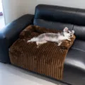 Braune gerippte Pluesch Haustier Sofamatte warme Hundebett Schutzbezug fuer Hunde und Katzen. - M 80x60cm / Kaffeebraun