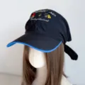 Schwarze Sonnenschutz Kopftuch Baseball Kappe mit Camping Stickerei und blauem Schirmrand. - Flamme Schwarz