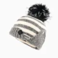 Gestreifte Strickmütze mit schwarzem Kunstfellbommel, grau-weiße Wintervariante. - Einheitsgröße (56-60cm) / Grau