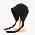 Schwarze Plüsch Strick Ohrenklappen Mütze, süsser Winter warmer Bindemütze für Damen. - Einheitsgröße (56-59cm) / Schwarz