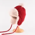 Rote gefütterte Winter Plüsch Mütze mit Ohrenklappen, Strickoptik und kuscheligem Bommel. - Einheitsgröße (56-58cm) / Rot