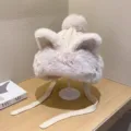 Winter warme Plüsch Katzenohr Mütze gestrickt mit Bommel und Ohrklappen für Damen. - Einheitsgröße (56-58cm) / Beige