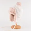 Schicke Winter Strick Ushanka Mütze mit Ohrenklappen, flauschigem Bommel in Rosa und Weiß. - Einheitsgröße (56-58cm) / Weiß