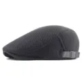 Vista detallada de gorra plana de malla negra transpirable con correa ajustable. - Ajustable / Gris oscuro