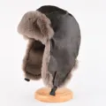 Vintage Kunstleder Trapperhut mit warmem Plüschfutter, winddichte Winter Bombermütze Unisex. - Einheitsgröße / Militärgrau