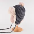 Damen Winter warme Strick-Trapper-Mütze mit Plüsch-Ohrklappen und Bommel in Dunkelgrau - Einheitsgröße (56-58cm) / Grau