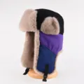 Winter Bombermütze, farbblockierte Fliegermütze mit Ohrenklappen in Schwarz, Blau und Lila. - Einheitsgröße für Erwachsene (55–60 cm) / Schwarze Krone