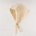 Cappello balaclava in maglia soffice beige, sciarpa invernale calda con simpatici laccetti. - Beige