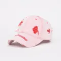 Cappellino da baseball in denim rosa slavato con scritta ricamata, stile casual. - Regolabile / Rosa chiaro