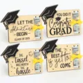 Dettaglio di portabiglietti di laurea in legno con targhette intagliate e cappelli. - Four-Piece Set