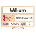 Dettaglio del cartello scolastico in legno personalizzato con nome e data per i bambini. - 25*16cm / Set (con penna cancellabile nera)