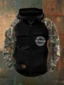 Vista dettagliata della felpa con cappuccio da uomo con maniche mimetiche e grafica militare. - Taglia S / Top / Nero Patchwork DD-214 Camo