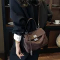 Elegante bolso de ante marrón para mujer, un gran bolso de hombro y bandolera. - Marrón Sin Colgante