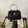 Elegante bolso de mano para mujer en ante negro con asa superior y elegante cierre de giro - Negro sin Colgante
