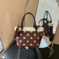 Bolso cubo vintage de ante con lunares para mujer, bolso de mano con ribete de felpa y chic - Sin colgante / Café