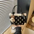 Retro Damen Wildleder Eimer Tasche mit Punkten und Plüsch Bär Anhänger, schicke Handtasche. - Mit Anhänger / Schwarz