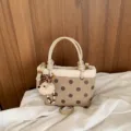 Herbst Winter Retro Damen Handtasche Pünktchen Wildleder Eimer Tasche mit Plüsch Anhänger. - Mit Anhänger / Khaki