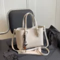 Bolso tote minimalista de cuero sintetico para mujer, gran capacidad bolso de hombro elegante. - Blanco + Colgante