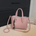 Bolso de mano de cuero rosa para mujer, elegante bolso cruzado con abalorio y asas. - Rosa Con Colgante