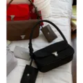 Bolso de hombro de nylon minimalista para mujer, bolso casual elegante con cerradura de metal. - Negro
