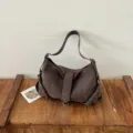 Retro braune Wildleder-Achseltasche mit Metallringen, stilvolle lässige Hobo-Tasche für Damen. - Braun Ohne Anhänger