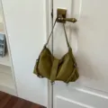 Retro olivgrüne Schultertasche mit Seitenriemen, schicke Hobo Tasche für den Alltag. - Grün (Ohne Anhänger)