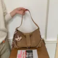 Vintage braune Wildleder Umhängetasche mit Bärenanhänger, stilvolle Hobo Achseltasche. - Khaki (Mit Anhänger)