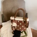 Braune Wildleder Eimer Tasche mit Polka Punkten, Plüschrand und Bären Anhänger für den Winter. - Mit Anhänger / Braun