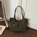 Olive green large capacity women tote bag, minimalist style single shoulder commuter bag. - With Pendant / Green
