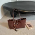 Bolso tote marrón retro de ante para mujer, bolso de hombro grande informal con borla. - Con Colgante / Marrón
