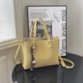 Bolso tote amarillo para mujer, elegante bolso de mano casual con correa de hombro y colgante. - Amarillo + Colgante